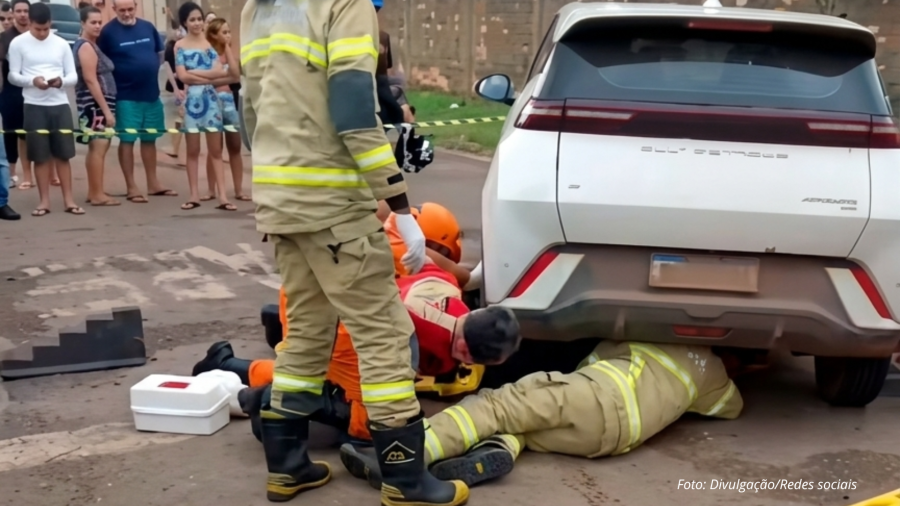 Mulher fica presa sob carro elétrico após colisão grave na zona leste de Porto Velho