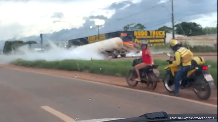 URGENTE: Caminhão tem vazamento de CO₂ e causa lentidão no trânsito na zona Sul