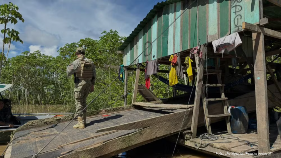 Polícia Federal destrói 15 dragas em operação contra garimpo ilegal no Rio Madeira