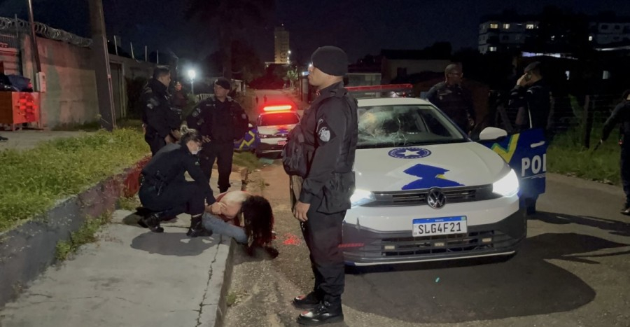 Vídeo: Mulher de 27 anos é detida após causar danos a viatura da Polícia Militar em Porto Velho